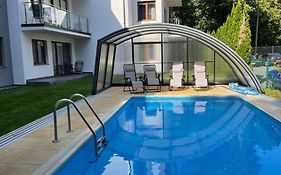 Apartament z ogródkiem, basen, garaż, Villa 4 Pory Roku